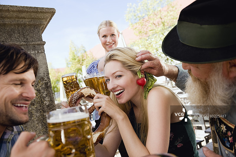 德国，巴伐利亚，上巴伐利亚，人们在啤酒花园，服务员在背景图片素材