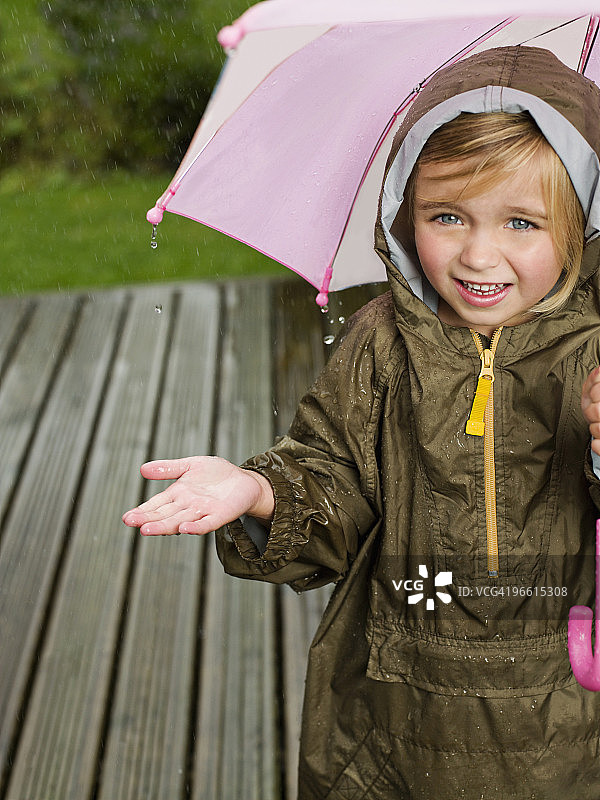 伞下的年轻女孩图片素材