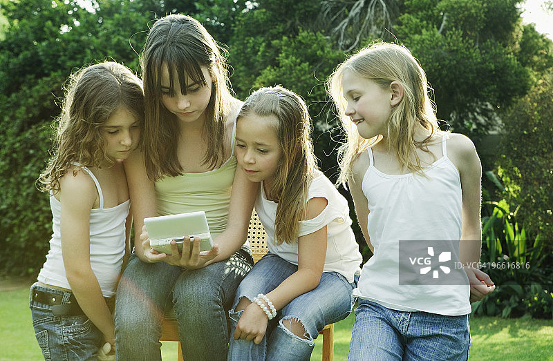 一群女孩在玩Gameboy图片素材