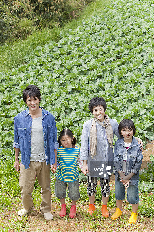 一家人站在卷心菜地里图片素材