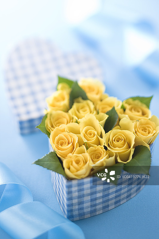 心形盒子里的黄色玫瑰图片素材
