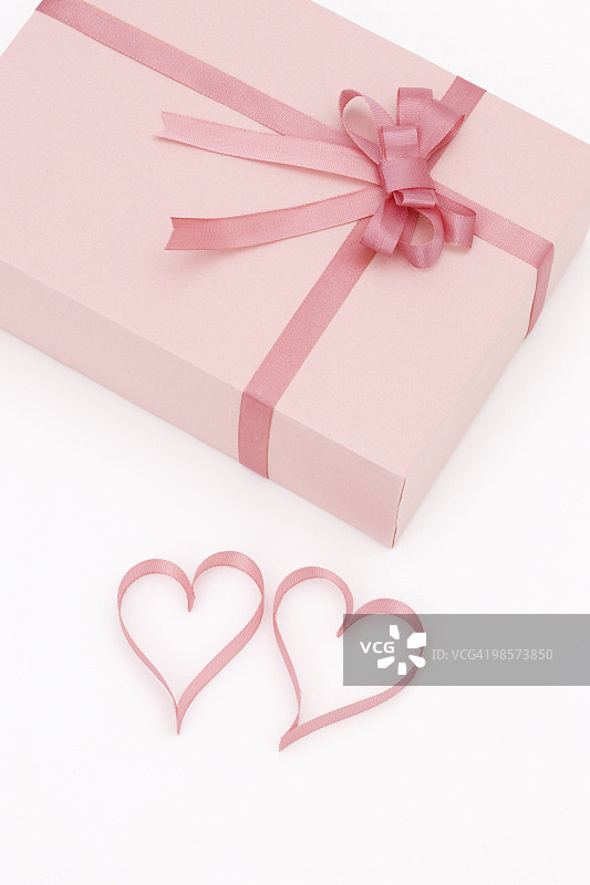 粉红色的礼物和心形的丝带图片素材