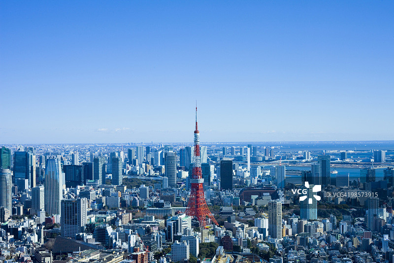 摩天大楼之间的东京塔。东京,日本图片素材