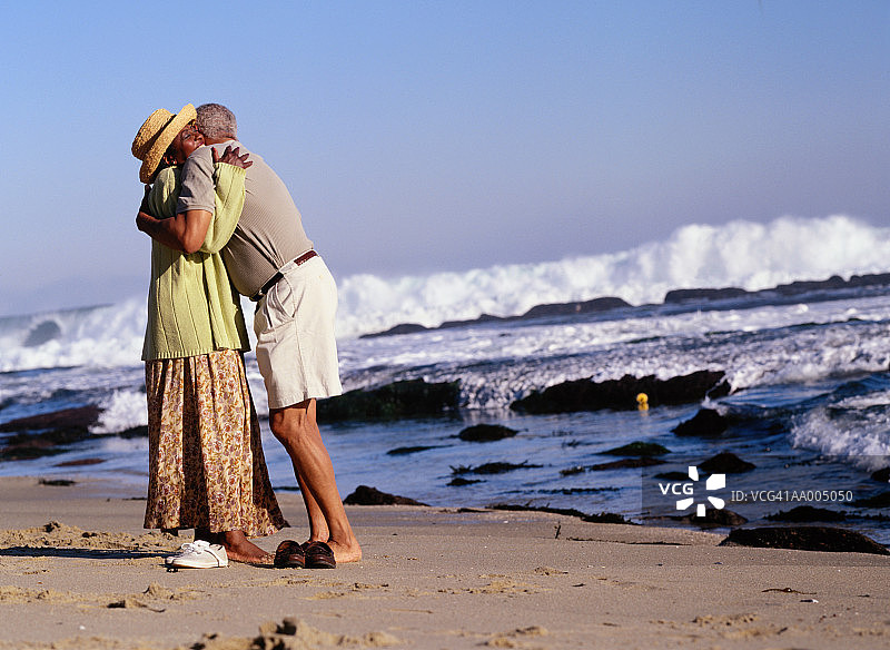 情侣在沙滩上拥抱图片素材