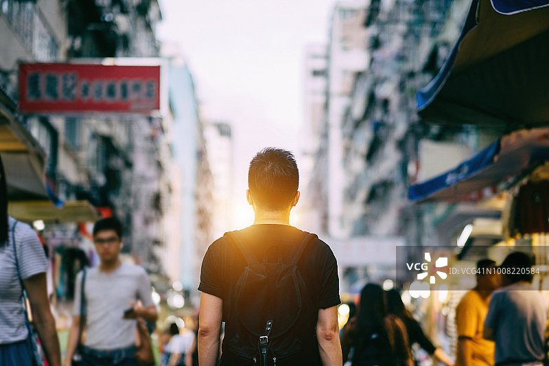 男性游客在香港本地街头市场探索的后视图图片素材