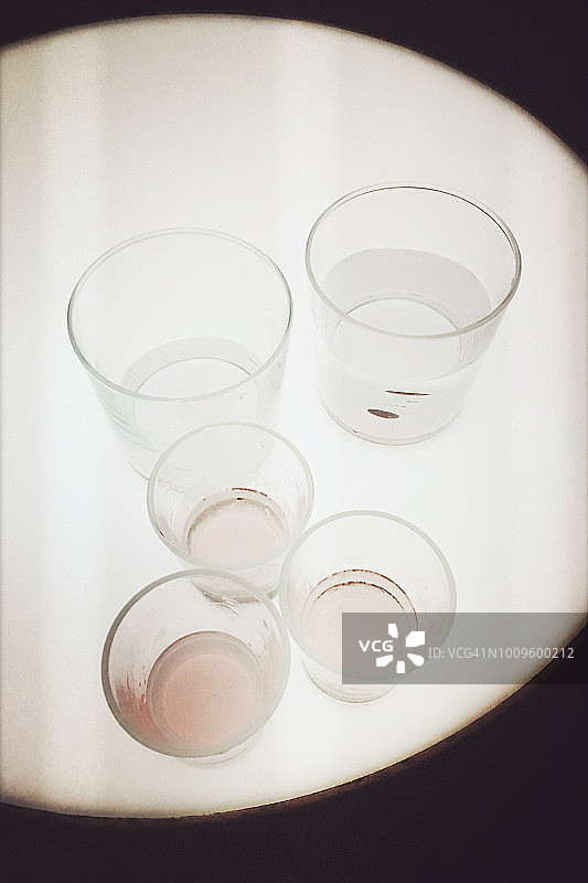 发光的桌子上放着一杯酒精饮料图片素材