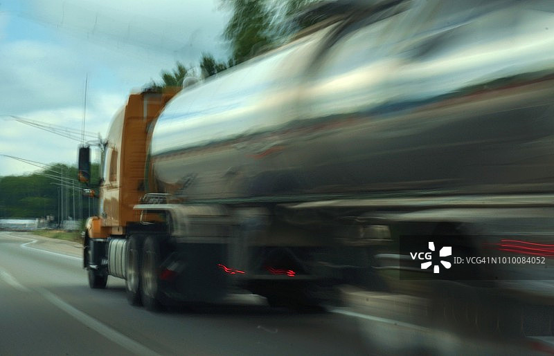 高速公路上快速移动的货运卡车的侧视图图片素材