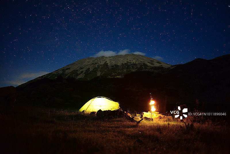 保加利亚皮林山托多尔卡峰夜间帐篷图片素材