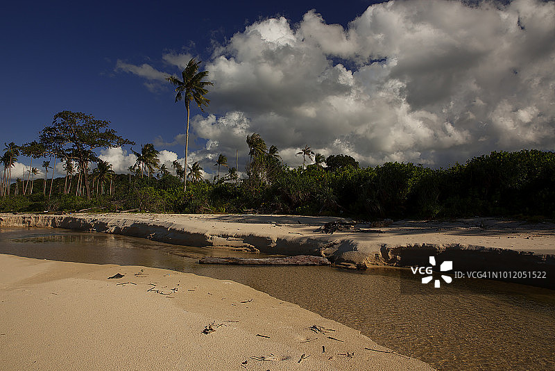 印度尼西亚宾坦岛沙滩上的宁静图片素材