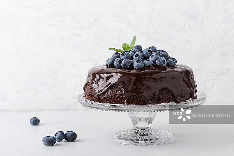巧克力蛋糕，巧克力釉和蓝莓图片素材