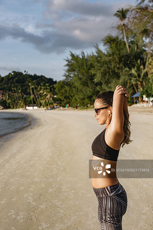 泰国，帕岸，一个在海滩上做运动的女人图片素材