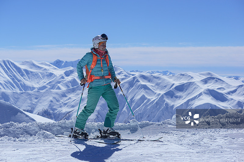 格鲁吉亚高加索山脉的特特努尔迪滑雪场，一名带着滑雪板、头盔和眼镜的女子图片素材