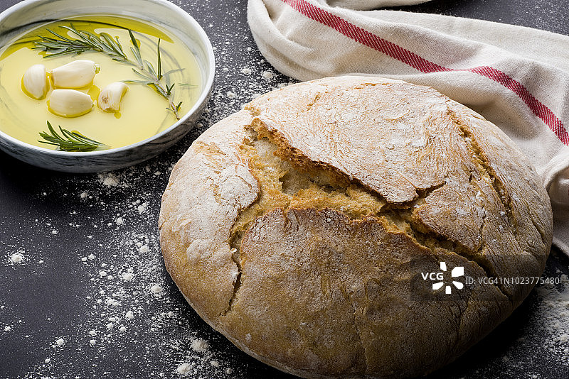 传统的新鲜面包，大蒜和橄榄油图片素材