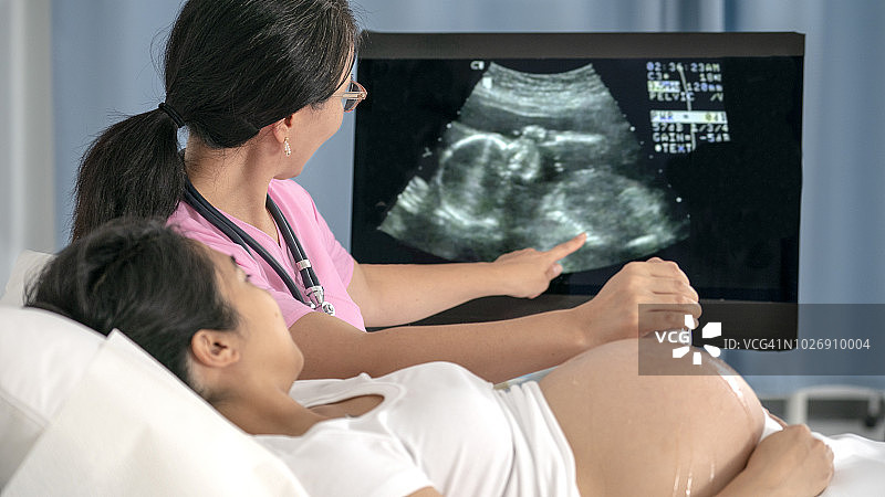 正在做超声波检查的孕妇图片素材
