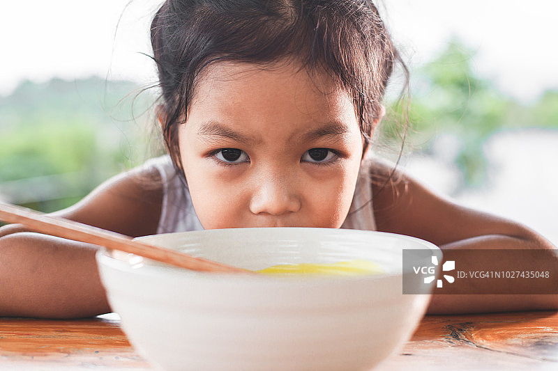 可爱的亚洲小女孩厌倦了吃方便面作为她的饭图片素材