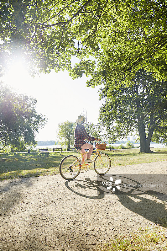 在公园里骑着沙滩自行车的女人图片素材
