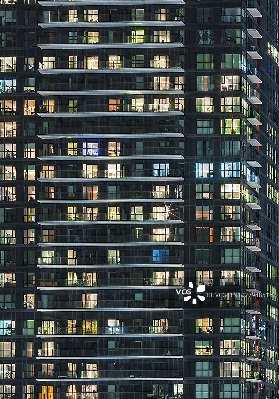 城市住宅公寓夜间窗户图案图片素材