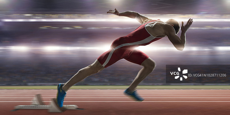 在体育场田径比赛中，短跑运动员高速冲出路障图片素材