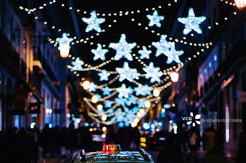 城市圣诞装饰及出租车图片素材
