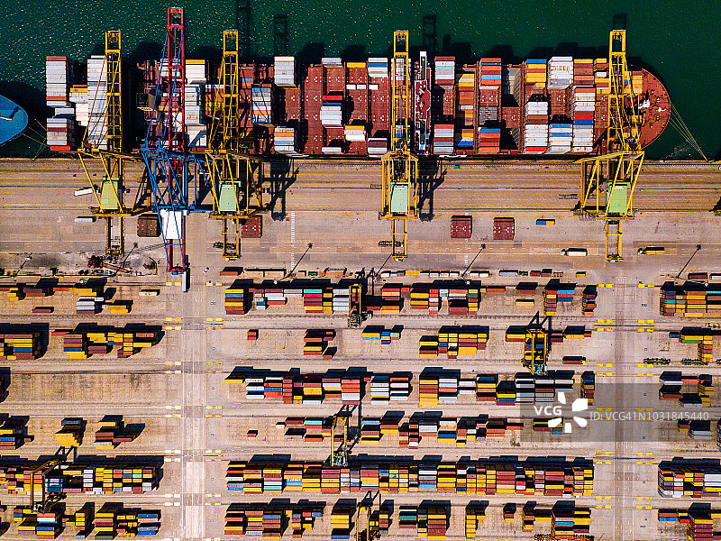 巴伦西亚港口货轮、集装箱鸟瞰图图片素材