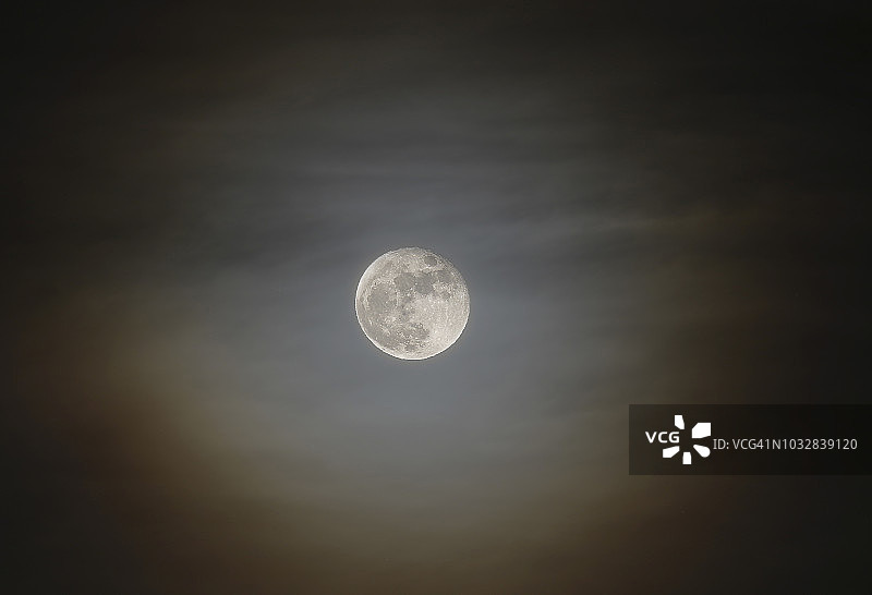 满月带着光环图片素材