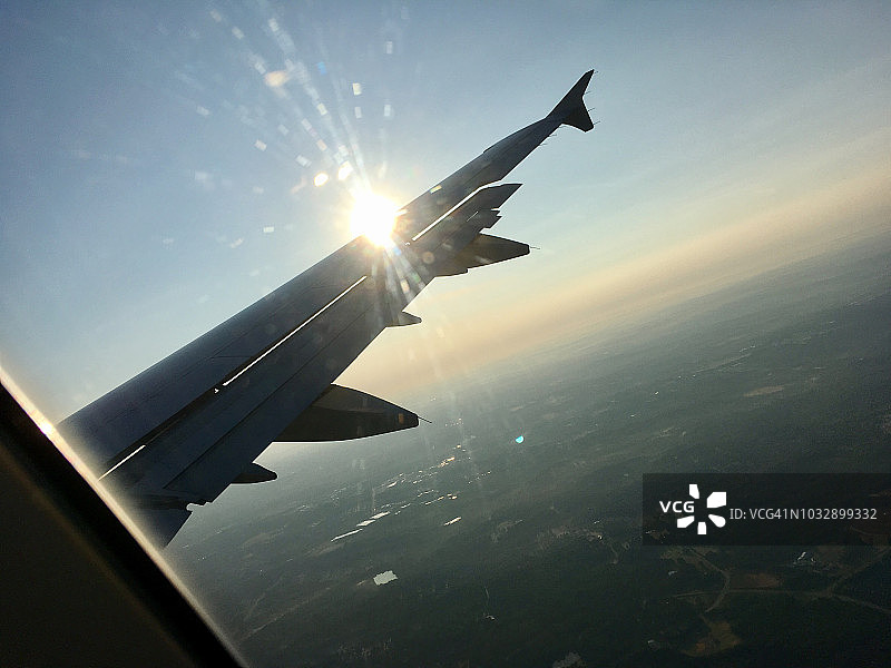 夏洛特上空的喷气式飞机机翼图片素材