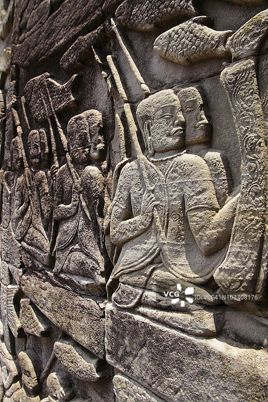 在整个吴哥窟的石像上雕刻图片素材