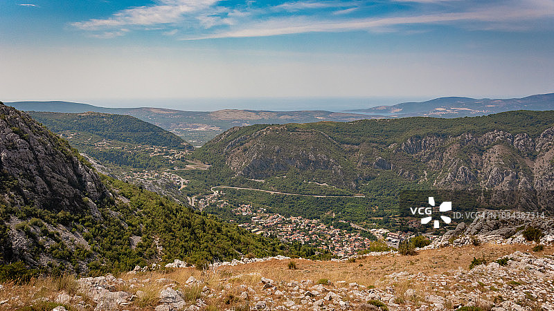 从黑山科托尔山上可以看到Škaljari村和亚得里亚海图片素材