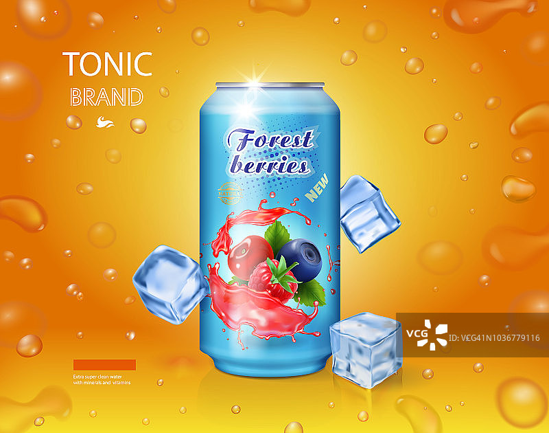浆果混合果汁广告。铝锡罐森林浆果饮料与冰块。图片素材
