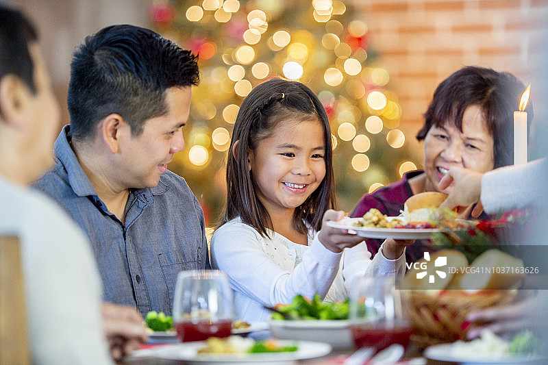 亚洲家庭圣诞晚餐图片素材