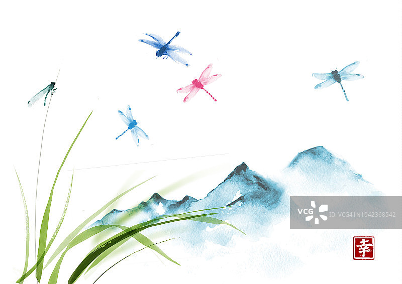 蜻蜓飞过草地和遥远的青山。传统的东方水墨画粟娥、月仙、围棋。象形文字——幸福。图片素材