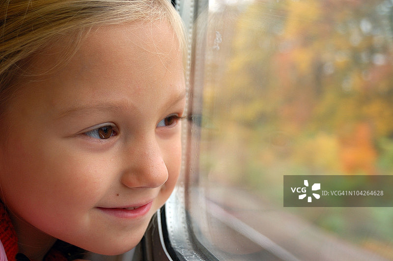 小女孩在看火车的窗户里图片素材
