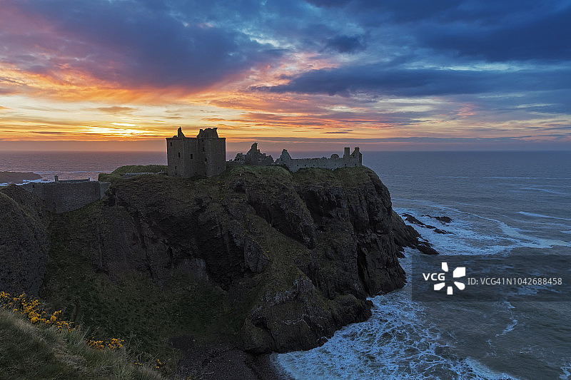 英国，苏格兰，斯通黑文，黎明时分的邓诺塔城堡图片素材