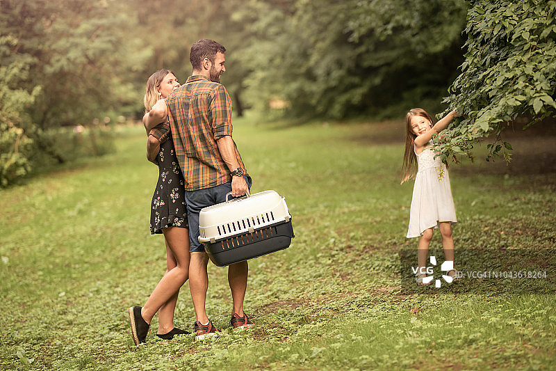 快乐的一家人一起去野餐。图片素材