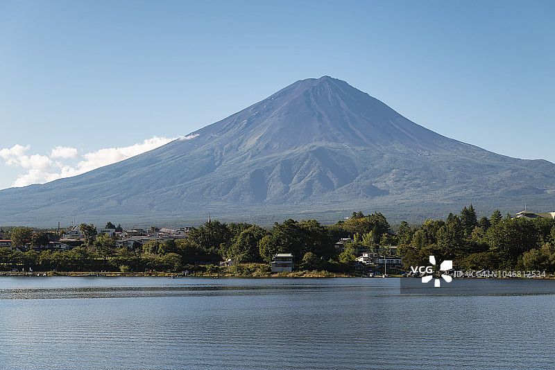 富士山上的川口湖图片素材