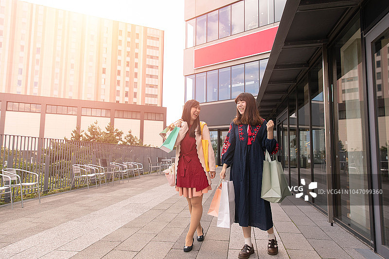 亚洲女性朋友在东京购物图片素材