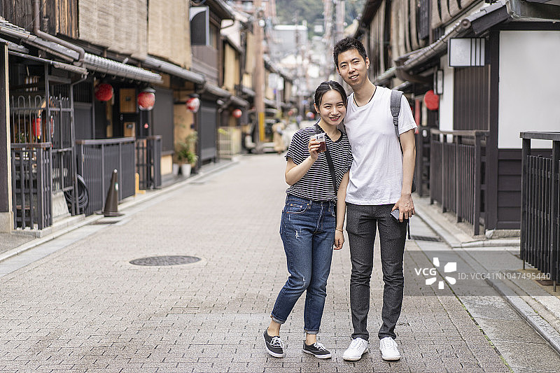 亚洲游客夫妇探索日本京都的街道图片素材