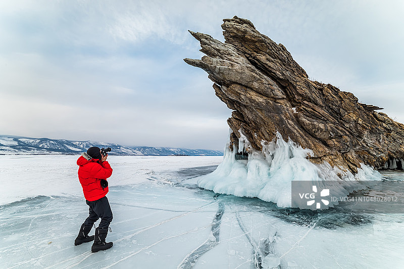 摄影师在俄罗斯贝加尔湖的Ogoy岛拍摄背景图片素材