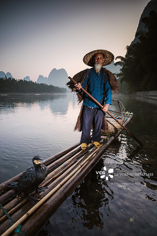 竹筏上的中国老渔夫图片素材