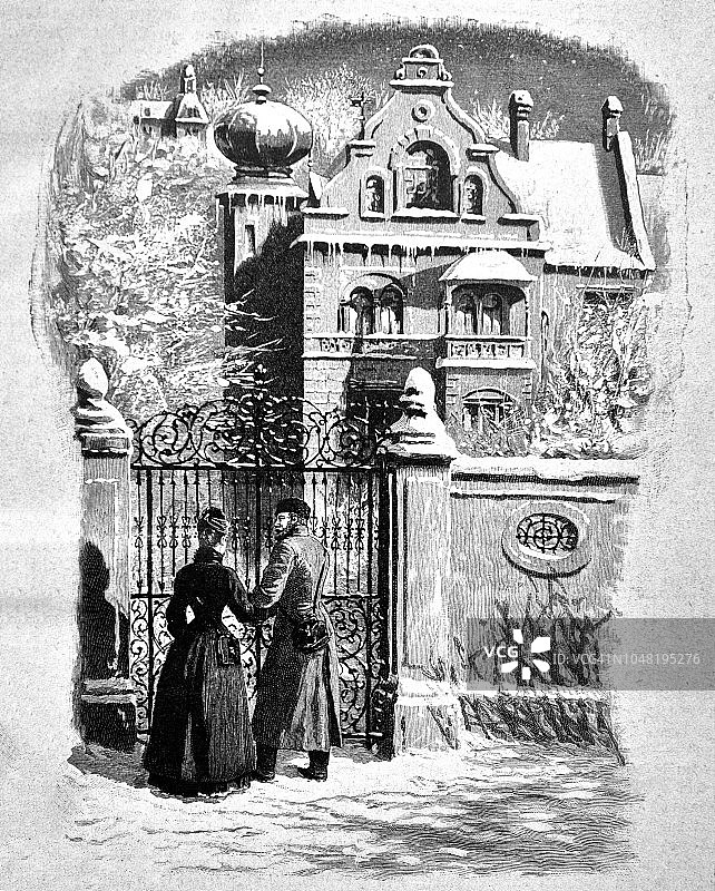 1888年的冬天，一对成年人站在房子门前图片素材
