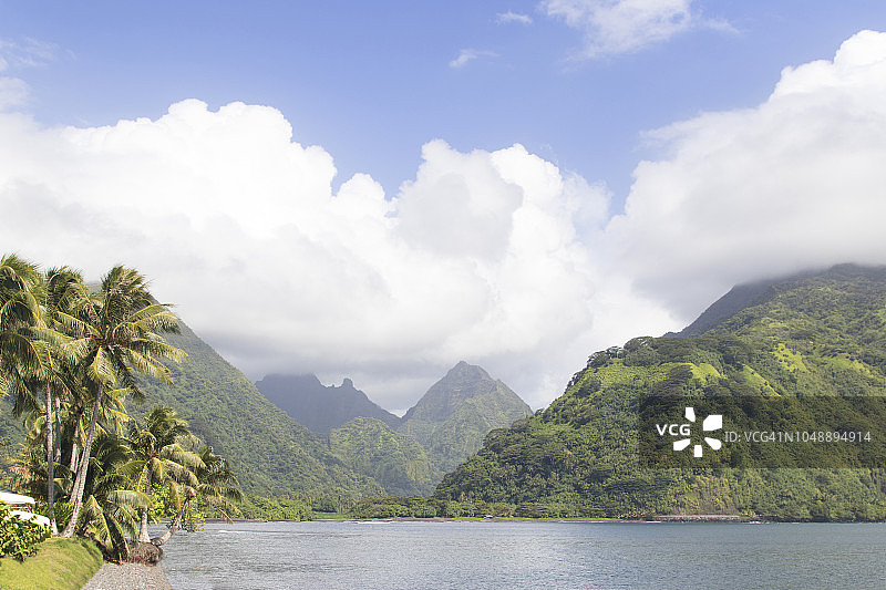 风景:波利尼西亚泻湖的蓝绿色海洋图片素材