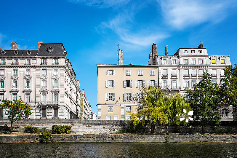 从索恩河的角度看法国里昂的城市建筑、建筑和奇妙的纪念碑图片素材
