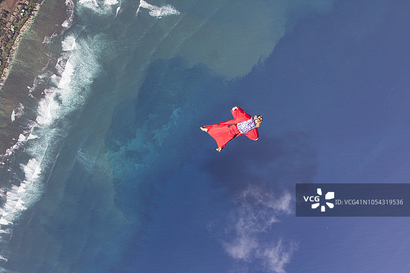 翼装飞行员在半空中滑翔图片素材