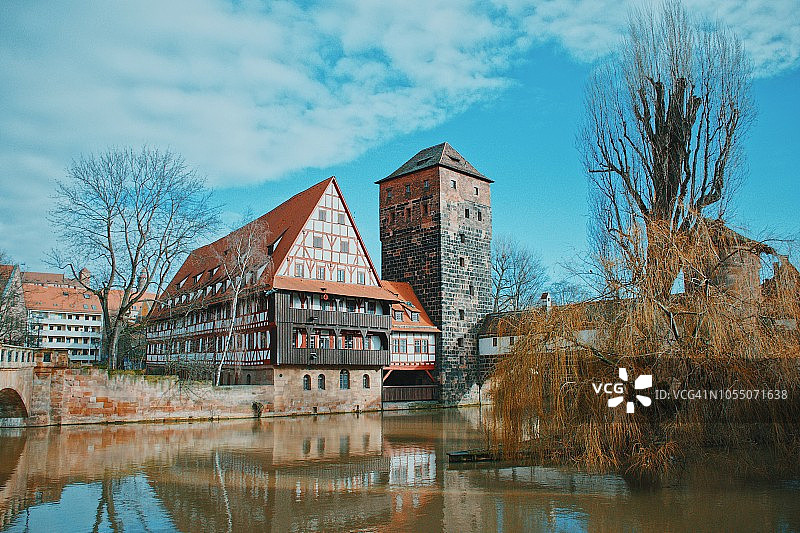 葡萄酒商店和刽子手桥上的佩格尼茨河在纽伦堡市，德国，欧洲图片素材