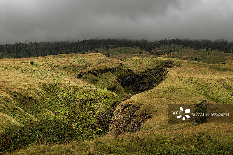 印度尼西亚龙目岛林贾尼山建筑群的绿色景观图片素材