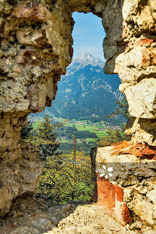 奥地利的阿尔卑斯山在欧洲的泰洛尔的一堵石墙上看到一条裂缝图片素材