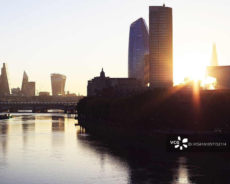 日出时泰晤士河上的伦敦城市轮廓图片素材