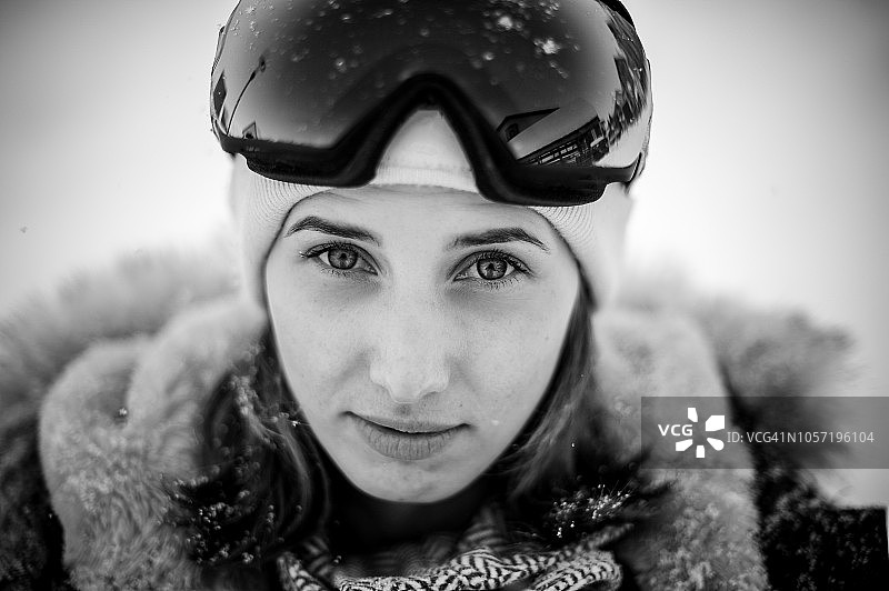 黑白肖像的年轻女子的脸穿着温暖的关闭和运动头盔图片素材
