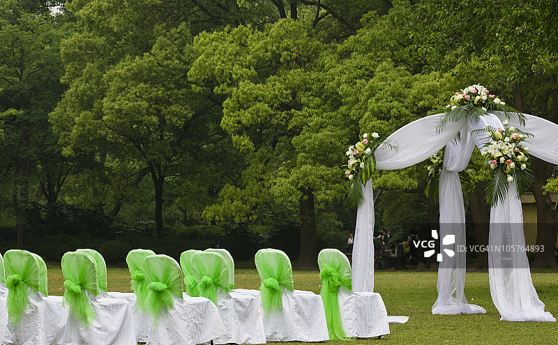 户外婚礼，白色和石灰绿色的椅子图片素材