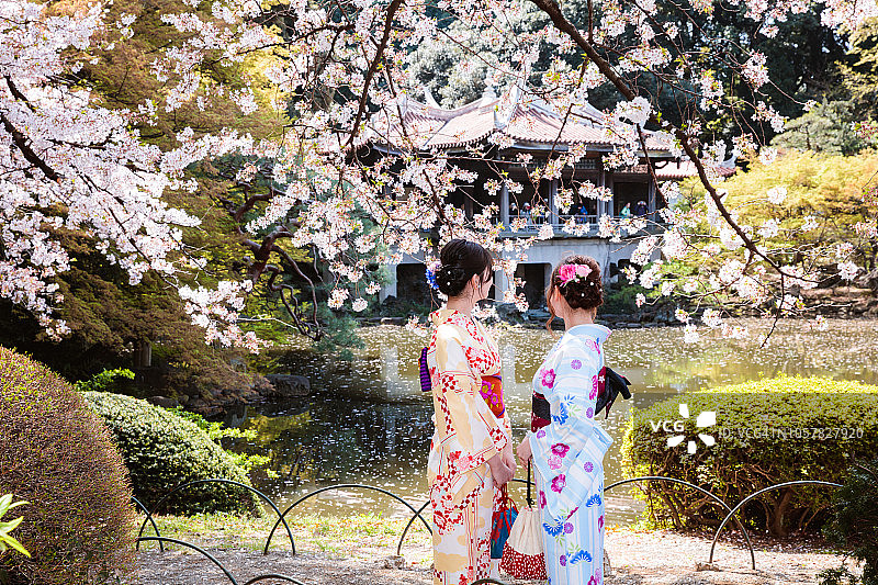 东京，两个穿着和服的女人图片素材